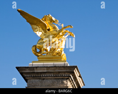 Goldene Statue der Pegasus auf eine Spalte am Ende der Brücke Pont Alexandre III Stockfoto