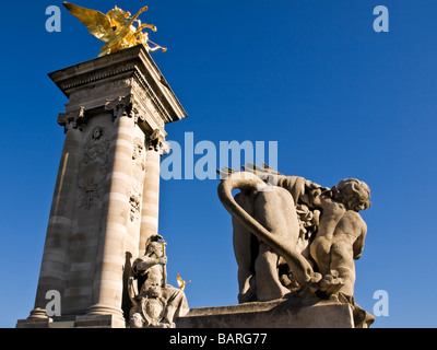 Goldene Statue der Pegasus auf eine Spalte am Ende der Brücke Pont Alexandre III Stockfoto