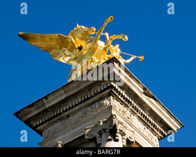 Goldene Statue der Pegasus auf eine Spalte am Ende der Brücke Pont Alexandre III Stockfoto