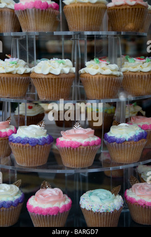 Kleine Kuchen in einer patisserie Stockfoto