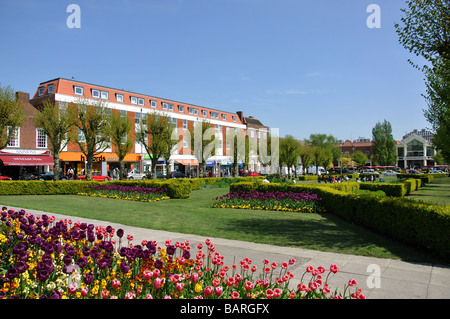 Der Parkway im Sommer, Welwyn Garden City Centre, Hertfordshire, England, Vereinigtes Königreich Stockfoto