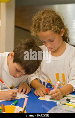 Zwei kleine Kinder machen Karten die Citie kämpfen Bewohner Ermutigung anzubieten; Universität Synagoge, großen Sonntag Stockfoto