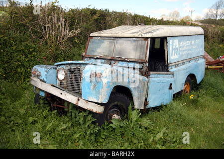 Verfallene Landrover auf einem Feld am Blackawton Stockfoto