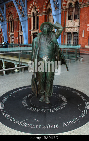 Sir John Betjeman Statue Bahnhof St Pancras International Stockfoto