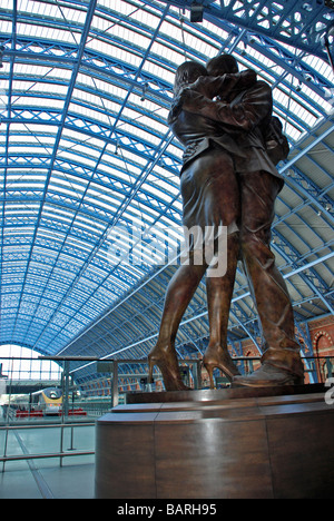 Der Treffpunkt-Statue St. Pancras International station Stockfoto