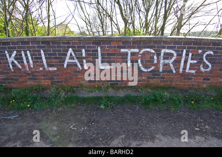 Töten Sie alle Tories, eine politische Botschaft, die auf eine Mauer gemalt Stockfoto