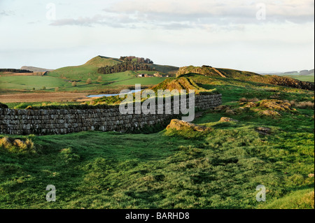 Blick nach Osten entlang der Hadrianswall in Richtung Crag Lough und Hotbanks Stockfoto