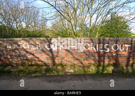 Thatcher, Tories heraus, eine politische Botschaft auf eine Mauer gemalt Stockfoto