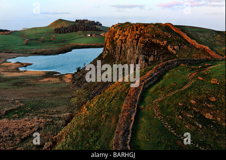 Abend nach Osten Blick entlang der Hadrianswall Northumberland National Park in Richtung Crag Lough und Hotbanks Stockfoto