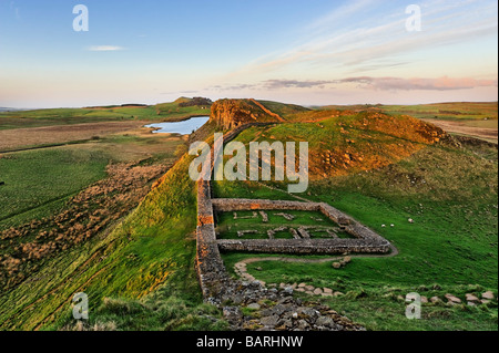 Der Hadrianswall in Northumberland National Park abend Blick über Milecastle 39 mit Crag Lough Highshield Klippen und Felsen über Hotbanks Stockfoto