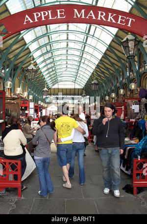 Touristen und Kunden surfen Stände in den Apple-Markt in Covent Garden in London. Stockfoto