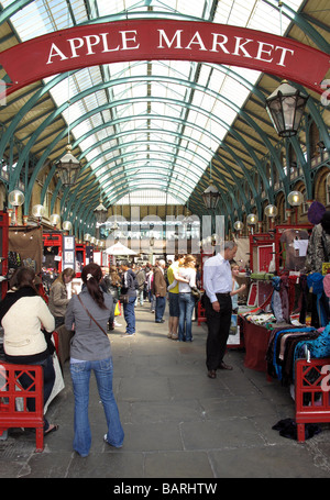 Touristen und Kunden surfen Stände in den Apple-Markt in Covent Garden in London. Stockfoto