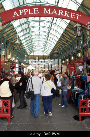 Touristen und Kunden surfen Stände in den Apple-Markt in Covent Garden in London. Stockfoto