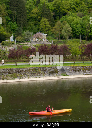 Kajakfahren auf der Ourthe in der Nähe von Durbuy Belgien Stockfoto