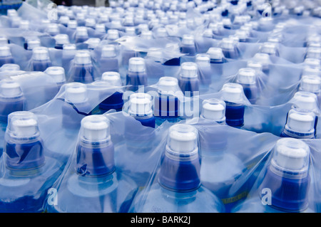 Flaschen Wasser in Kunststoff äußere Schutzhülle Stockfoto