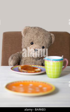 Teddy ist frühstücken Stockfoto