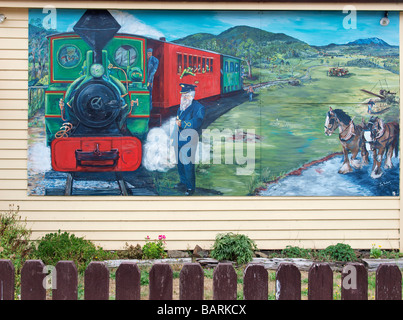 AUF SEITE DES BAHNHOFSGEBÄUDES SHEFFIELD, SHEFFIELD TASMANIEN AUSTRALIEN WANDBILD GEMALT Stockfoto