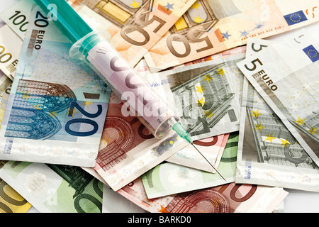 Euro-Banknoten und Spritze mit Euro-Schein Stockfoto