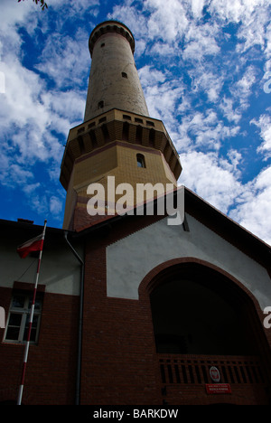 Leuchtturm in Swinoujscie, Polen mit blauen Himmel und polnische Flagge am Mast. Stockfoto