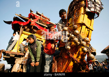 Bhaktapur Nepal 13. April 2008 Kinder bereitet der große Wagen, der gezogen wird, während der Nepali New Year Stockfoto