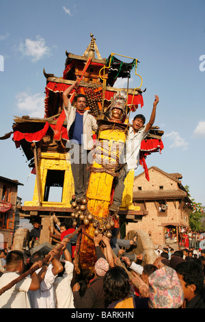 Bhaktapur Nepal 13. April 2008 Kinder bereitet der große Wagen, der gezogen wird, während der Nepali New Year Stockfoto