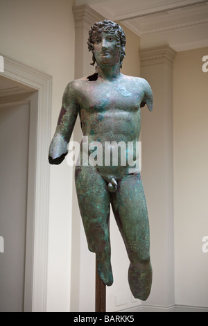 Römische Bronze-Statue von einem jungen Mann, British Museum, London, England, UK Stockfoto