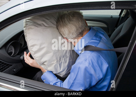 Bereitgestellte Airbag mit männlichen Fahrer Stockfoto