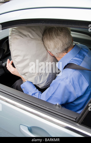 Bereitgestellte Airbag mit männlichen Fahrer Stockfoto