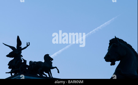 Skulpturen von Chariot, angetrieben von einer Göttin und einem Pferdekopf vor dem österreichischen Parlament in Wien mit Flugzeug Rauch Stockfoto