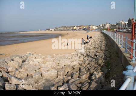 Morecambe Strand und Promenade, Blick nach Osten. Stockfoto