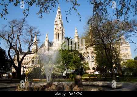 am frühen Morgen Ansicht des Wiener Rathauses aus dem Park mit Brunnen im Vordergrund Stockfoto