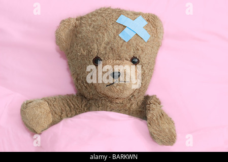 Teddy im Krankenhaus Stockfoto