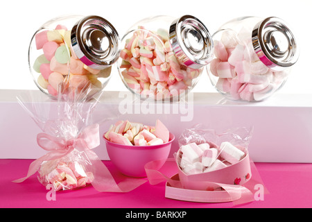 Marshmallows in Bonbon-Gläser Stockfoto