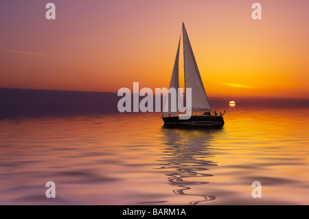 Segelboot gegen einen wunderschönen Sonnenuntergang Stockfoto