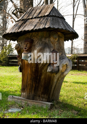 traditionelle Holz geschnitzt Bienenstock in ländliche Tschechien Stockfoto