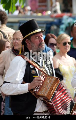 Squeeze-Box-Player im englischen Tracht. Kanal Kavalkade Festival, Venedig, London, England. Stockfoto