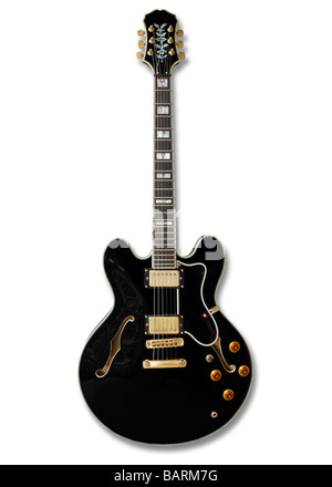 Schwarze e-Gitarre auf weißem Hintergrund mit Beschneidungspfad Stockfoto