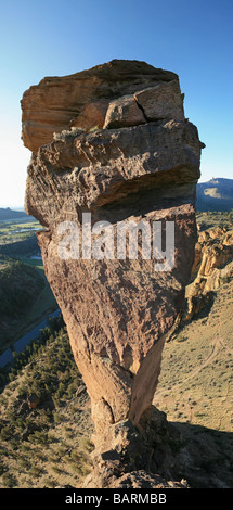 vertikales Panorama Affe Gesicht Rock Turm von der angrenzenden Felge Oregon Smith Rock State Park aus gesehen Stockfoto