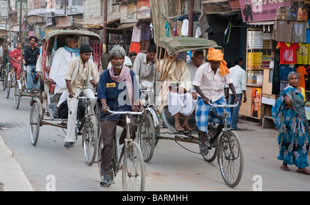 Rikscha-Verkehr In Varanasi äußern Pradesh, Indien Stockfoto