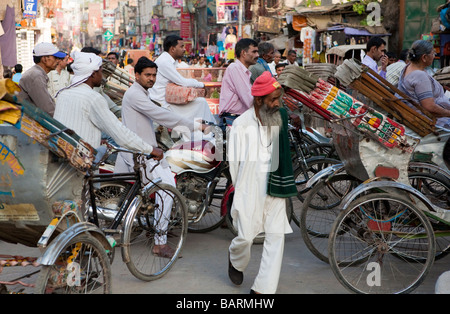 Rikscha-Verkehr In Varanasi äußern Pradesh, Indien Stockfoto