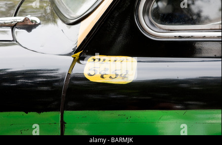 Fahrer-Kfz-Kennzeichen auf traditionelle Delhi Botschafter Taxi New Delhi Indien Stockfoto