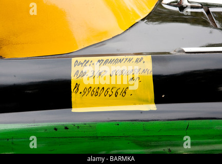 Fahrer-Kfz-Kennzeichen auf traditionelle Delhi Botschafter Taxi New Delhi Indien Stockfoto