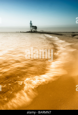 Ein schöner Strand und Leuchtturm von Marken Holland Niederlande Stockfoto