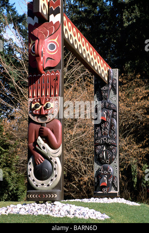 Geschnitzte Küsten-Salish Totem Gateway im Herbst am Brockton Point im Stanley Park in Vancouver British Columbia Kanada Stockfoto