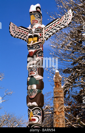 Schneebedeckte Totempfähle im Winter am Brockton Point im Stanley Park in Vancouver British Columbia Kanada Stockfoto