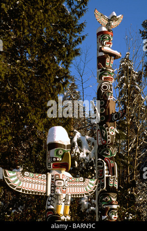 Schneebedeckte Kwakwaka (Kwakiutl) Totempfähle im Winter am Brockton Point im Stanley Park in Vancouver British Columbia Kanada Stockfoto