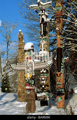 Schneebedeckte Totempfähle im Winter am Brockton Point im Stanley Park in Vancouver British Columbia Kanada Stockfoto