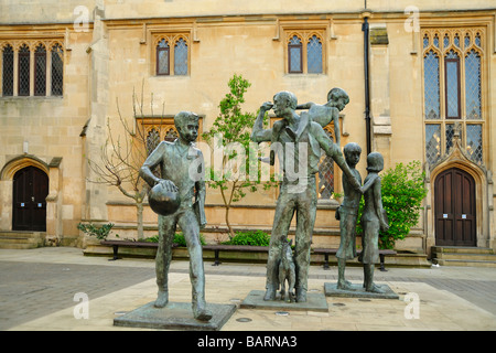 BEDFORD, BEDFORDSHIRE, Großbritannien - 21. APRIL 2009: Statuen am Harpur Square Stockfoto