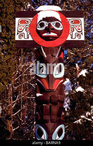 Schneebedeckte Haida Totempfahl in Brockton Point, Stanley Park, Vancouver, BC, Britisch-Kolumbien, Kanada - Detail, Winter Stockfoto