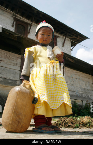 Annapurnas Nepal 5. April 2008 junges Mädchen mit Wasserkanister lernen den Wert des Wassers Stockfoto